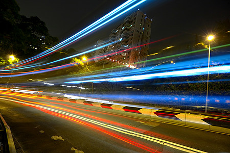 高速公路上的光线路商业场景汽车戏剧性首都公共汽车交通摩天大楼运动蓝色图片