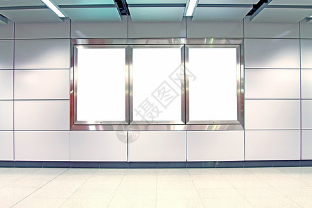 火车站的空广告牌玻璃商业木板建筑物公共汽车庇护所民众街道运输车站图片