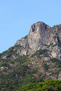 狮子摇滚 狮子像香港的山峰一样 是绿色天空岩石晴天头脑爬坡地标城市精神白色图片