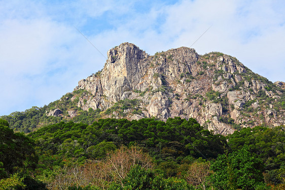 狮子摇滚 狮子像香港的山峰一样 是爬坡地标岩石头脑蓝色天空晴天城市绿色白色图片