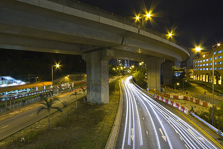 夜间通过香港市中心进行交通往来建造运输照明通道街道路面游客城市建筑车道图片