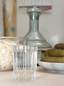伏特加和点心食物小吃液体盐渍玻璃团体蔬菜酒杯桌子黄瓜图片