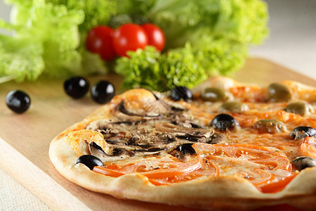 新鲜热热的比萨饼小吃烤箱沙拉食物蔬菜营养面团饮食餐厅香肠图片