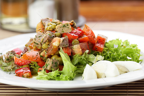 新鲜沙拉食物莴苣叶子胡椒饮食鱼片环境午餐树叶小吃图片