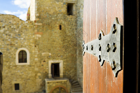 门在古老的城堡里打开图片