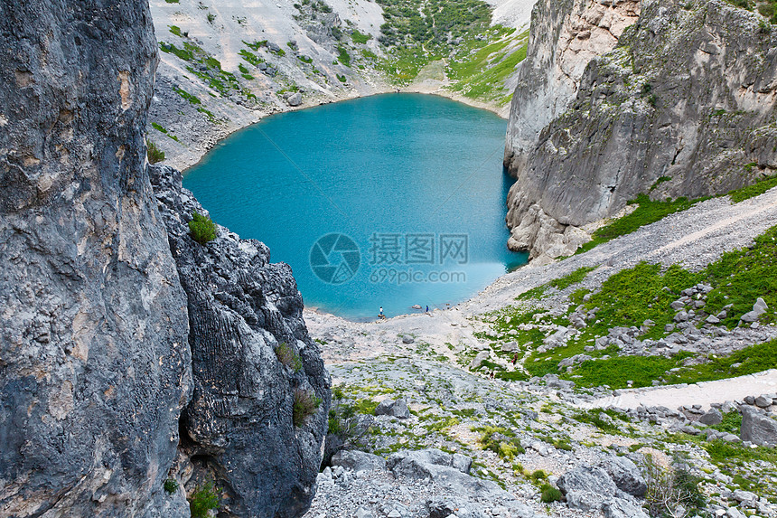 克罗地亚斯普利特附近的湖悬崖石灰石美丽蓝色峡谷阳光生态岩石假期风景图片
