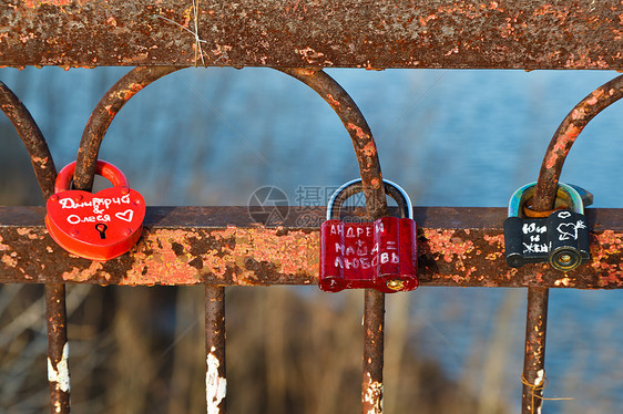 R区萨马拉附近的伏尔加河对面的Rusty桥上的爱情锁图片