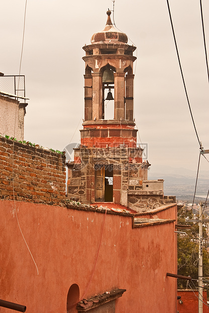 墨西哥屋顶上装有钟楼的墨西哥房顶图片