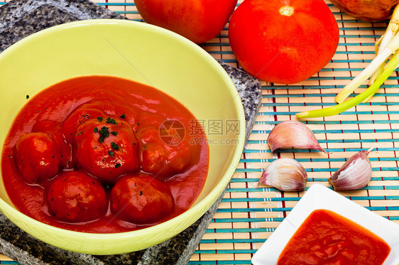 配番茄酱的肉丸营养草本植物红色牛肉香菜美食服务棕色午餐盘子图片