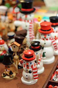 德国的圣诞市场游客装饰品塑像旅行旅游装饰观光雪人图片
