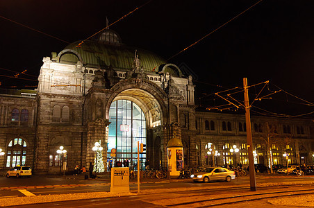 圣诞节的纽伦堡中央车站正方形游客旅游圣诞市场历史地标尖塔天空街道灯饰图片