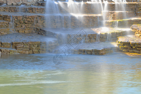 公园的瀑布棕色花园岩石石头环境蓝色溪流流动图片