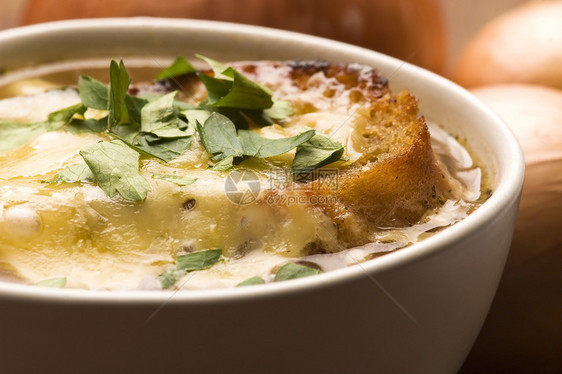法式洋葱汤 配有原料团体面包块洋葱食物面包勺子静物午餐蔬菜油炸图片