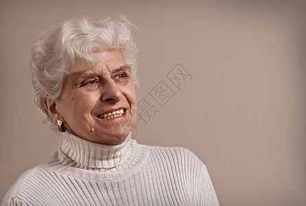 高级女士肖像母亲眼睛成人奶奶老化退休长老女性祖母头发图片