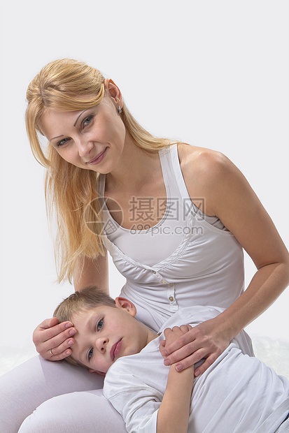 母亲和儿子睡前做瑜伽金发女郎婴儿运动男生童年头发乐趣孩子女孩身体图片