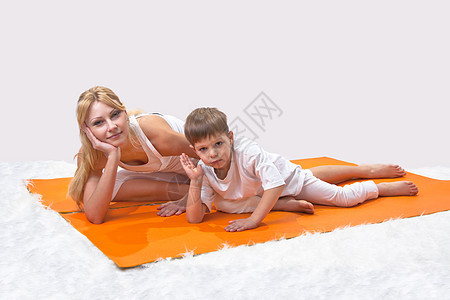 一个美丽的年轻母亲 和儿子一起做瑜伽童年父母女士幸福运动女孩白色婴儿头发女性图片