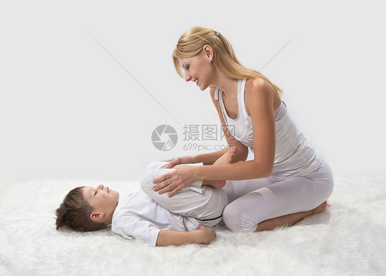 母亲和儿子睡前做瑜伽身体女孩女性婴儿男生运动头发幸福父母活力图片