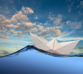 海上的纸船血管折纸财富漂移晴天白色反射涟漪航海船运图片