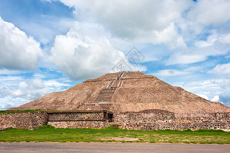 太阳的Teotihuacan金字塔图片