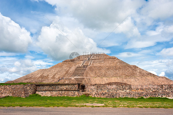 太阳的Teotihuacan金字塔图片