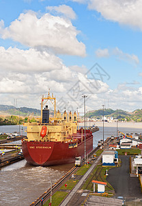 穿越巴拿马运河的船只船运货轮货物海洋运河血管货运航海海军商业图片