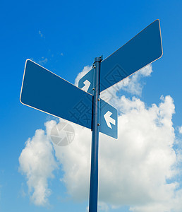 在明亮的天空中 白马路标志是空白的盘子蓝色路标概念运输街道指导指标邮政图片