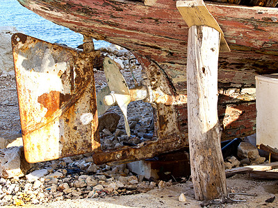 旧船海岸发动机木板圆石车轮钓鱼螺旋桨海洋引擎支撑图片