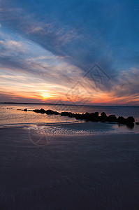 美丽多彩的日落 岩石通向海洋海浪旅行石头场景墙纸地平线海岸海景太阳戏剧性图片