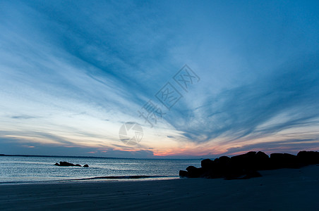 美丽多彩的日落 岩石通向海洋石头旅行领导场景支撑海浪地平线戏剧性海景太阳图片