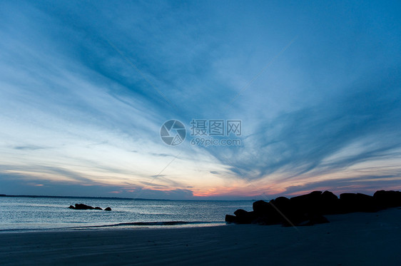 美丽多彩的日落 岩石通向海洋石头旅行领导场景支撑海浪地平线戏剧性海景太阳图片