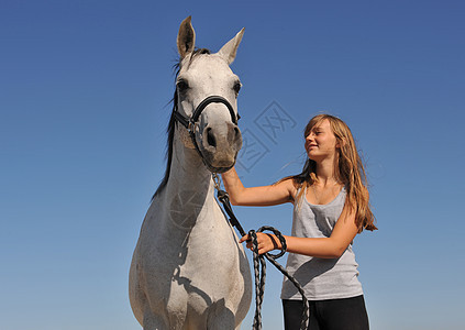 少年和阿拉伯马蓝色友谊动物微笑女孩长发灰色朋友金发骑马图片