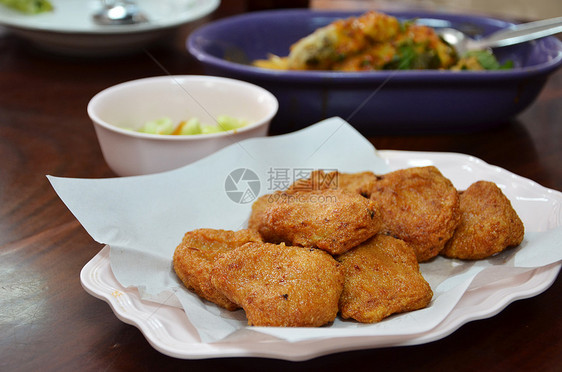 泰式泰国食品蛋糕食物红色传统油炸海鲜文化美食黄瓜烹饪图片