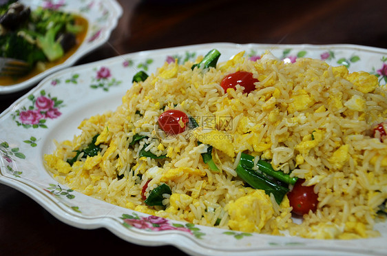 炒米饭照片文化洋葱午餐盘子蒸汽食物烹饪谷物纤维图片