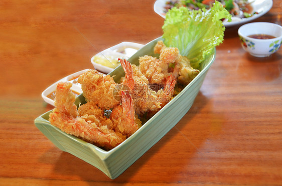 炸虾虾海鲜柠檬尾巴涂层午餐金子食物小吃用餐面包屑图片