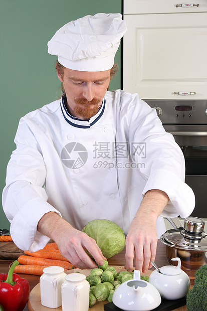 在厨房准备午餐的年轻厨师美食餐厅职业男性蔬菜衣服工作帽子服务白色图片