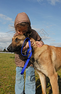 小女孩和她的狗宠物棕色警卫蓝色天空婴儿牧羊犬女孩动物友谊图片