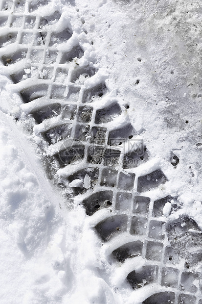 积雪中的轨迹小路车轮白色打印脚印烙印踪迹地形痕迹运输图片