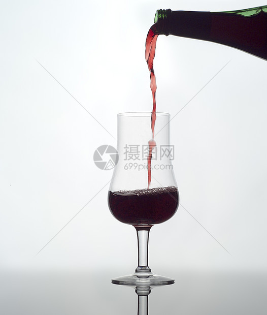 泼红酒瓶子玻璃酒瓶酒杯背光酒精图片