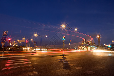 夜间的截光灯交通风光都市路标城市生活穿越背光尾灯方式红色图片