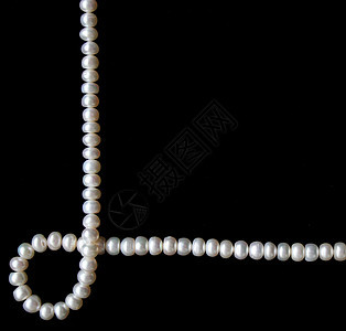 黑色丝绸上的白珍珠作为背景手镯展示女性珠宝奢华珍珠反射象牙礼物魅力图片