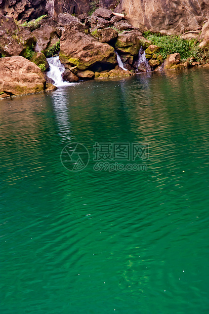 溪流  一个小瀑布白色苔藓岩石绿色风景图片