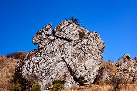 山脉和悬崖旅游蓝天树木图片