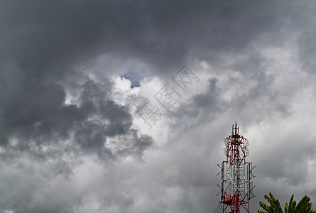无线电塔和暗云图片