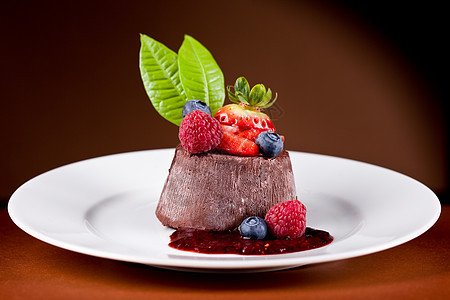 巧克力和浆果巧克力饼可可叶子牛奶糕点奶油状树叶静物美食食物奶制品图片