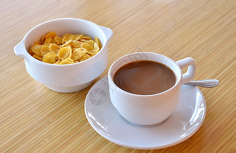 热咖啡羊角糕点勺子盘子杯子玉米片商业面包早餐饮食图片