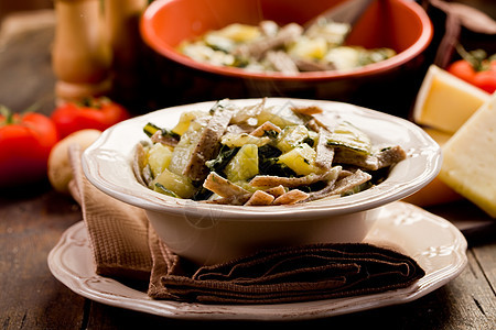 皮佐切里乡村食物桌子蔬菜勺子静物盘子土豆美食胡椒图片