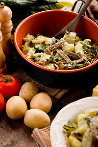 皮佐切里乡村生物静物胡椒桌子勺子蔬菜木头餐厅沙锅图片