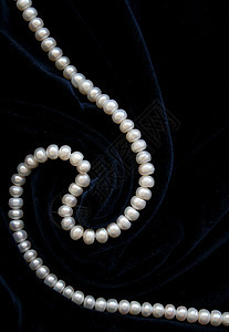 黑天鹅绒上的白珍珠珠宝宝石首饰项链礼物细绳光泽度展示珍珠奢华图片