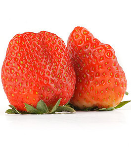 新鲜的里普完美草莓宏观叶子食物植物健康饮食影棚红色绿色反射水果图片