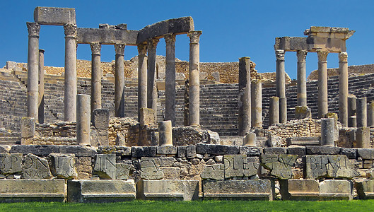 Dougga的废墟柱子石头地标考古学文化建筑学历史游客天空帝国图片